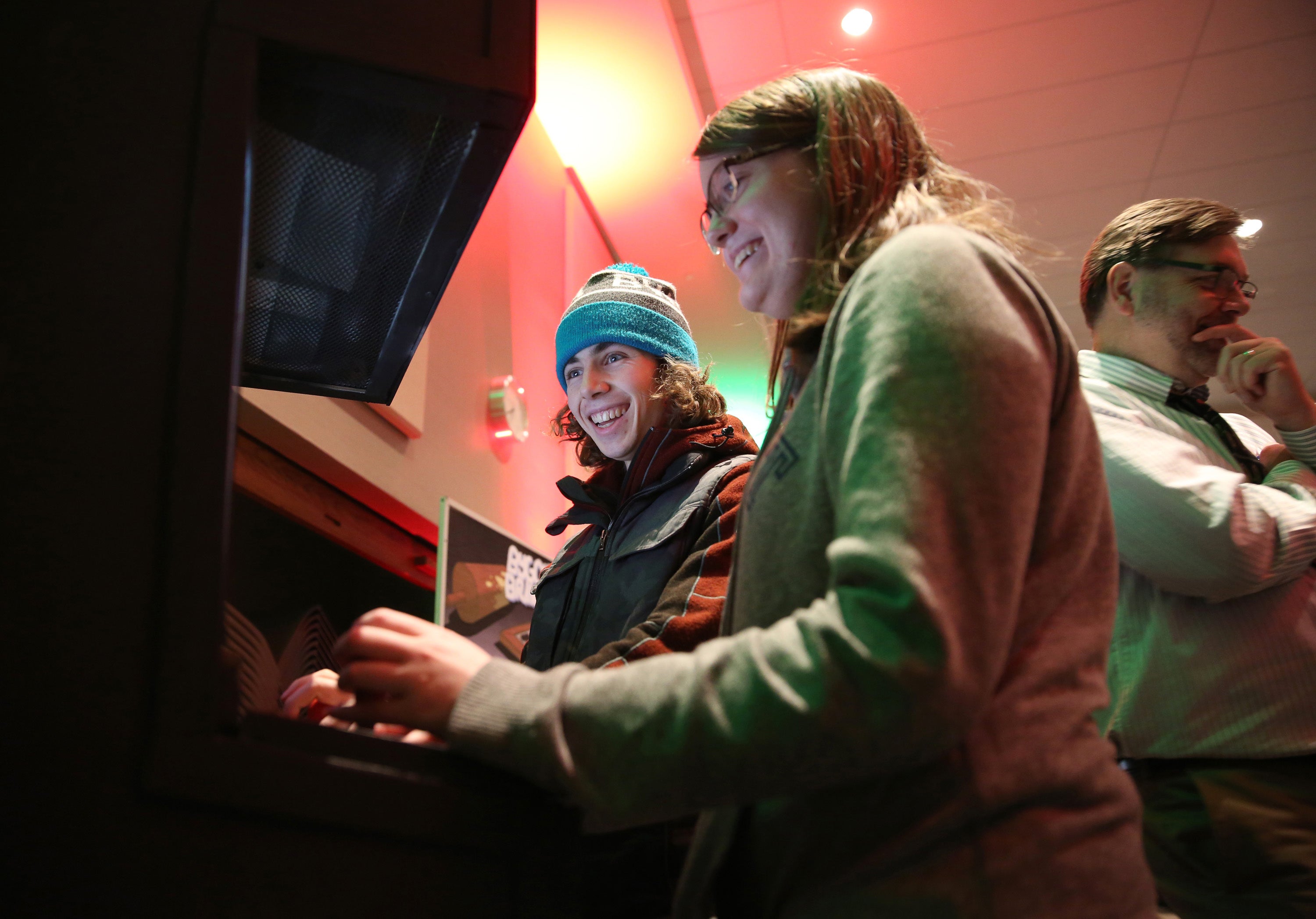 Students try a game at a 2017 Stout Game Expo.