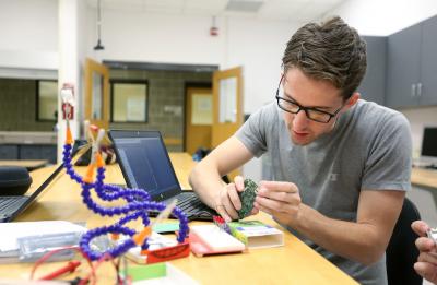 Photo of computer engineering lab