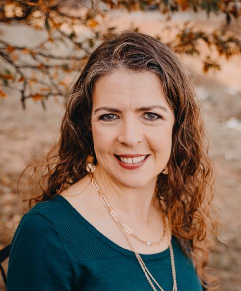 Headshot of Lisa Traxler