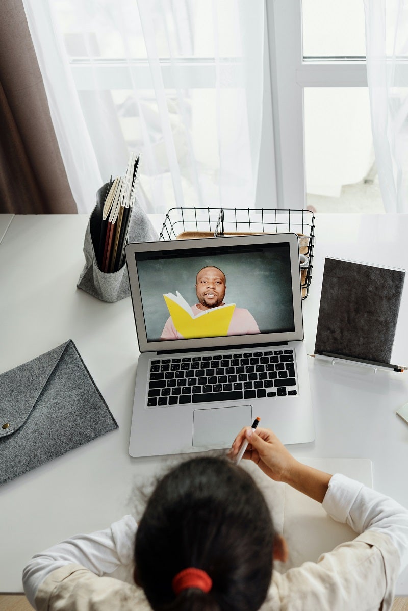 PERSON WATCHING A TRAINING ON A LAPTOP