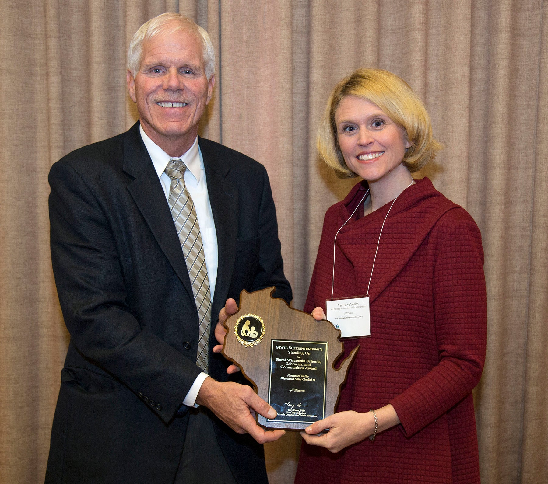 UW-Stout’s Tami Weiss accepts the Rural Wisconsin Schools, Libraries and Communities Award for AIM — Arts Integration Menomonie — from Michael Thompson, deputy state superintendent of schools.