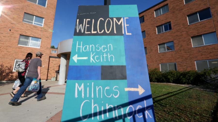 Students carry belongings into the Hansen-Keith-Milnes-Chinnock residence hall complex on Move-in Day in 2016 at UW-Stout.