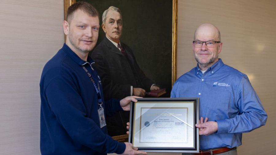 Tech. Sgt. Jeremy Nelson presents Deputy CIO Tom Janicki with the ESGR Patriot Award