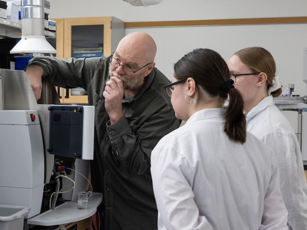 Chemistry Professor Jonathan Frisch, Riley Strobush and Natalie Chartrand