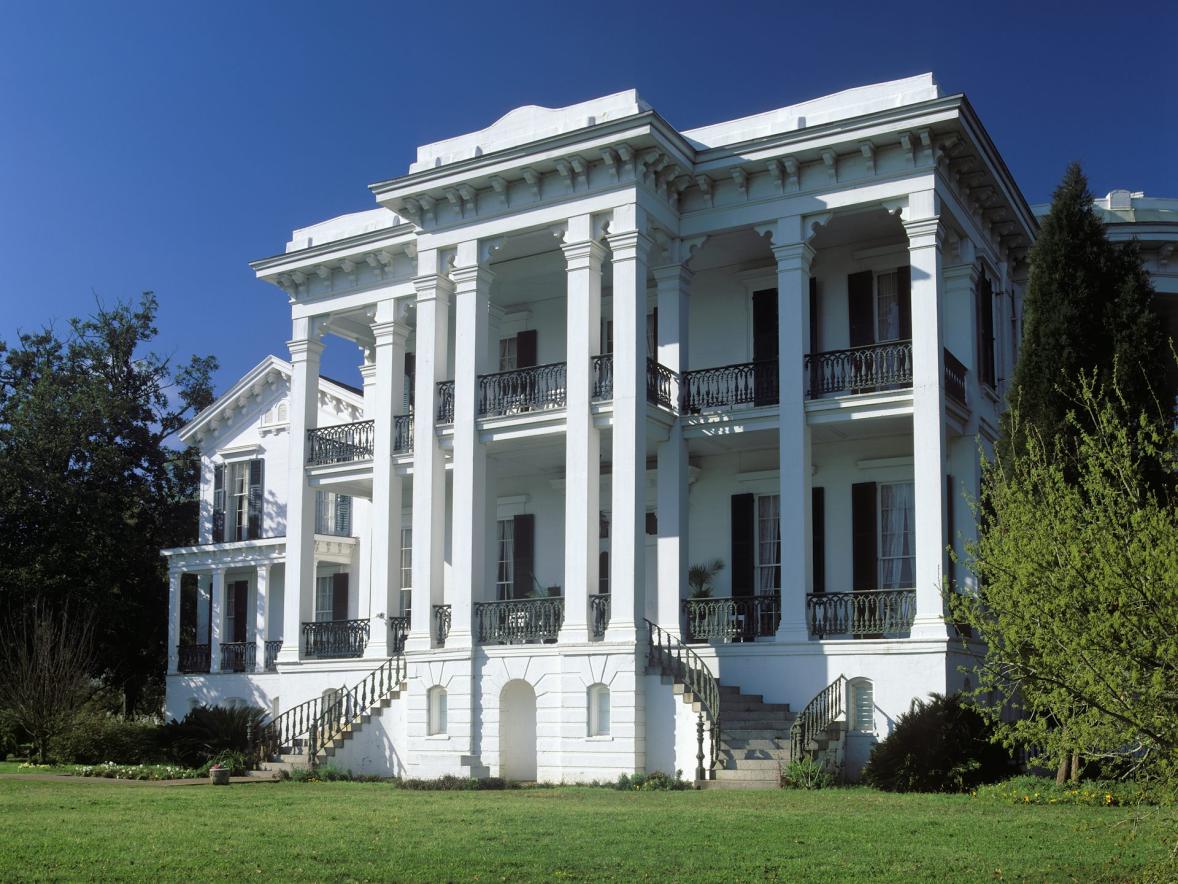 Front view of Nottoway Plantation, seen before the fire.