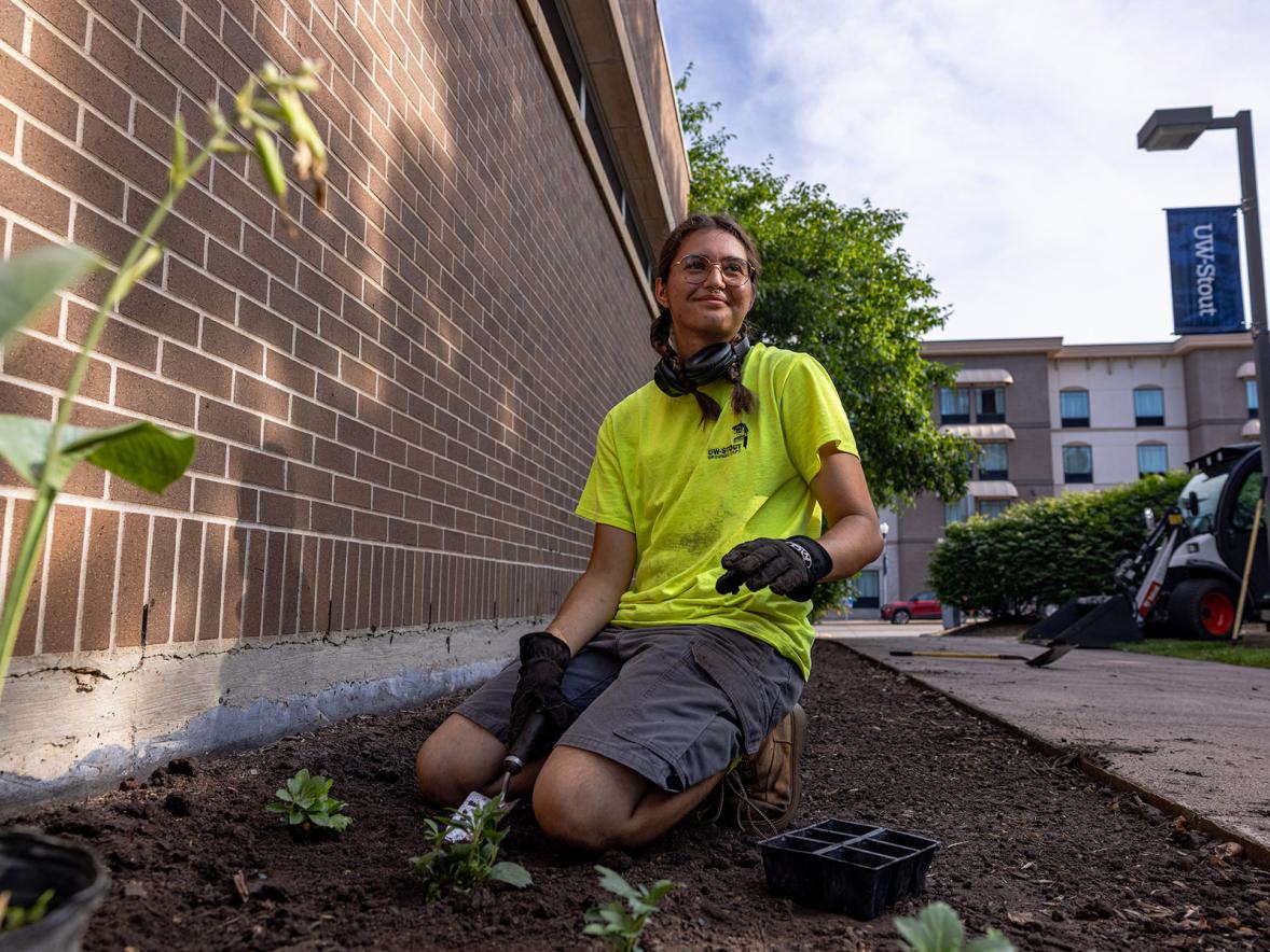 Student’s sustainable ideas take root through native plantings on UW-Stout Polytechnic campus Featured Image