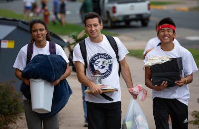 UW-Stout athletes help during move-in day, Fall 2019.