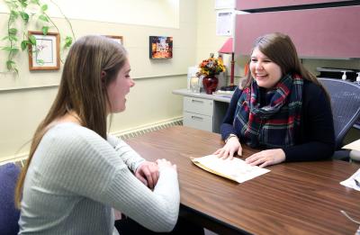 Advisor Brittney Hoff meets with a student. Photo taken pre-COVID.