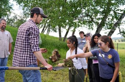 LAKES 2022 students on the Prestebak farm