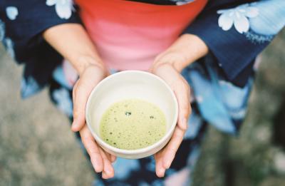 Person in kimono holding matcha (Photo by Motoki Tonn on Unsplash)
